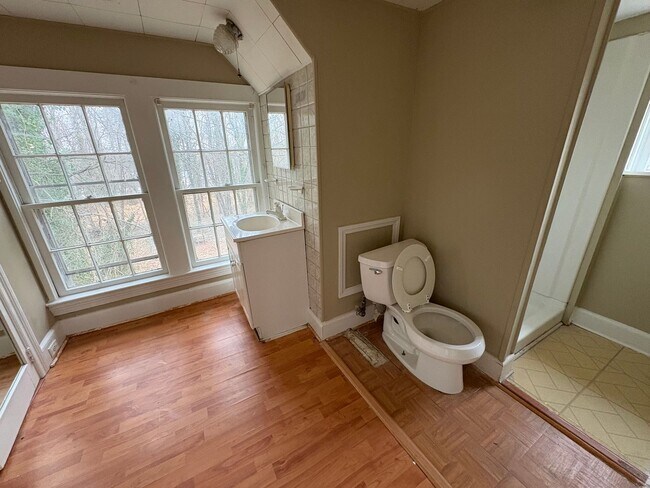 Building Photo - Quaint Brick Cottage w/Covered Parking