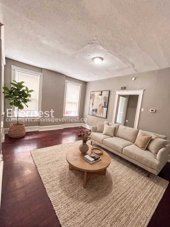 Building Photo - 2 Bed/1 Bath Unit 2F in St. Louis / Vouchers Accepted / Available Now!