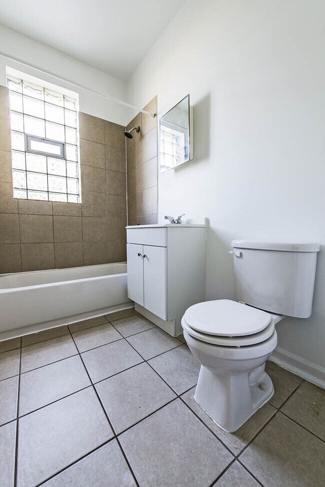 Building Photo - 148 N La Crosse Ave