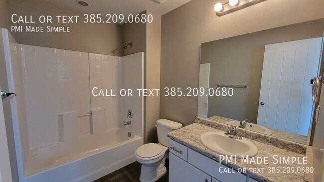 Building Photo - Modern Townhome | LVP | Office/Entertainment