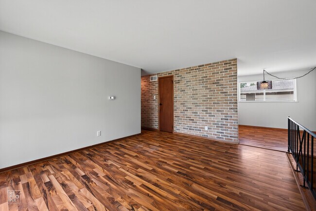 Building Photo - 114 S Willow Ln