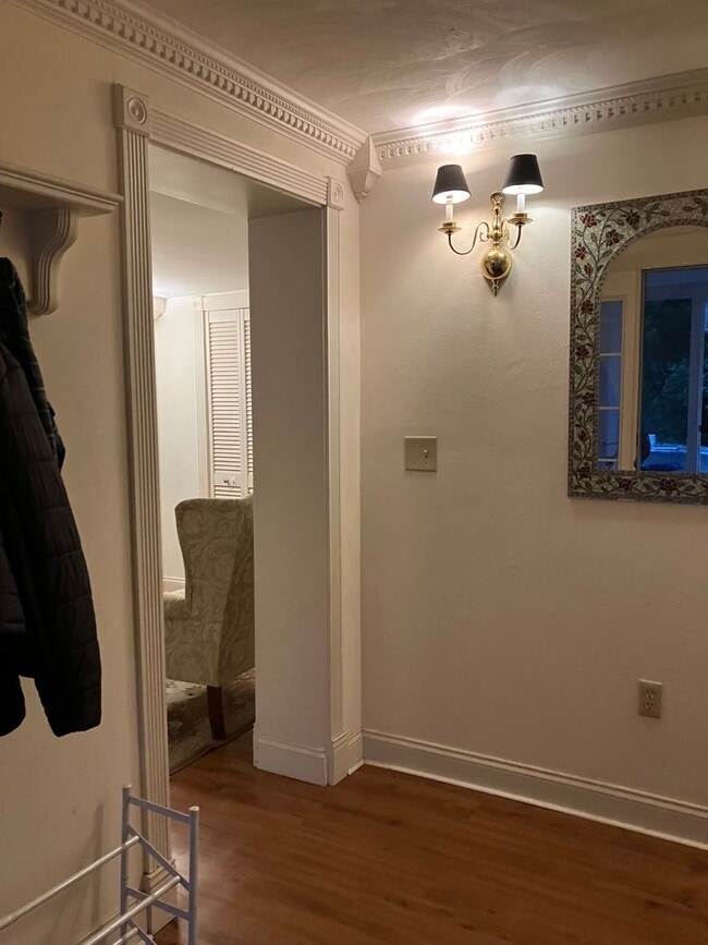Building Photo - Furnished 6 month rental