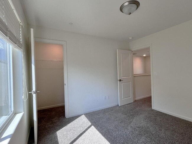 Building Photo - 537 Farmhouse Ln