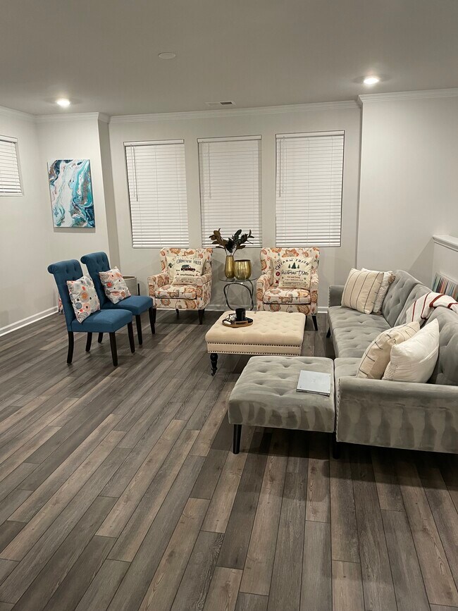 Living room (main floor) - 1081 Shoreside Dr