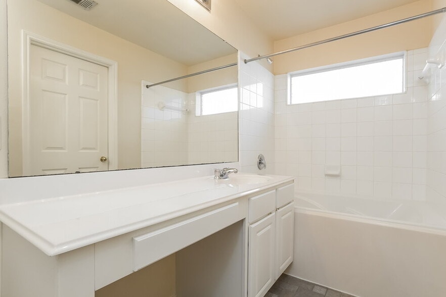 Building Photo - 12123 Carriage Oak Cir