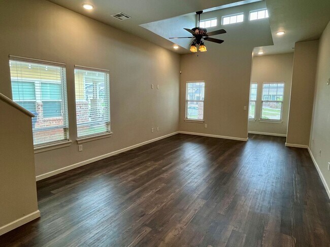 Building Photo - Large 3 Bed, 2 Bath in Beautifully Well-Ma...