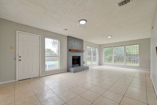 Building Photo - 4-bedroom, 2.5-bathroom Convenient Southeast Houston Home Near Medical Center & Major City Access