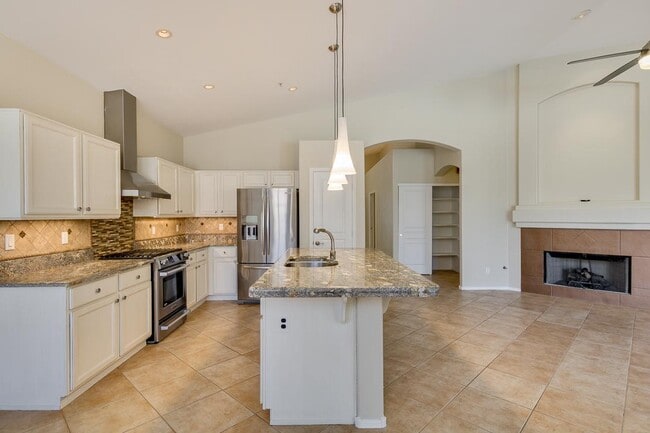 Building Photo - 9648 E Sheena Dr