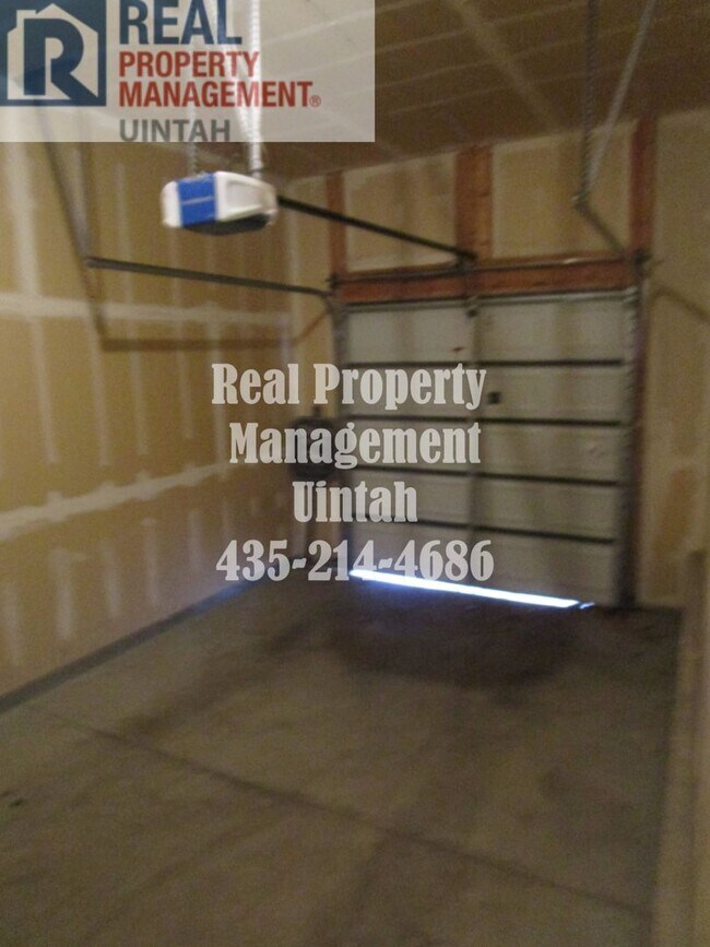 Building Photo - 3 bed 2.5 bath townhome in Fox Run