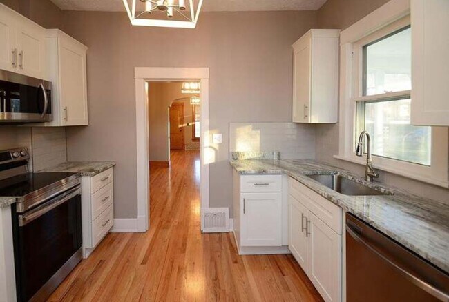 Building Photo - Beautiful 5 Bedroom Home!