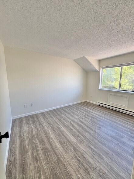 Building Photo - 925 Oronoke Rd
