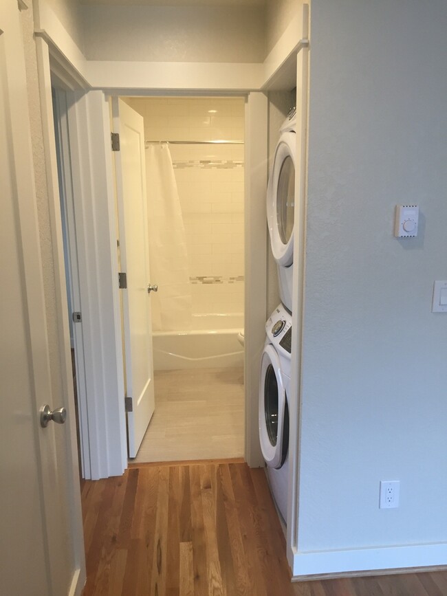 Building Photo - Spacious Like New Remodel 2BR-Portsmouth-N...