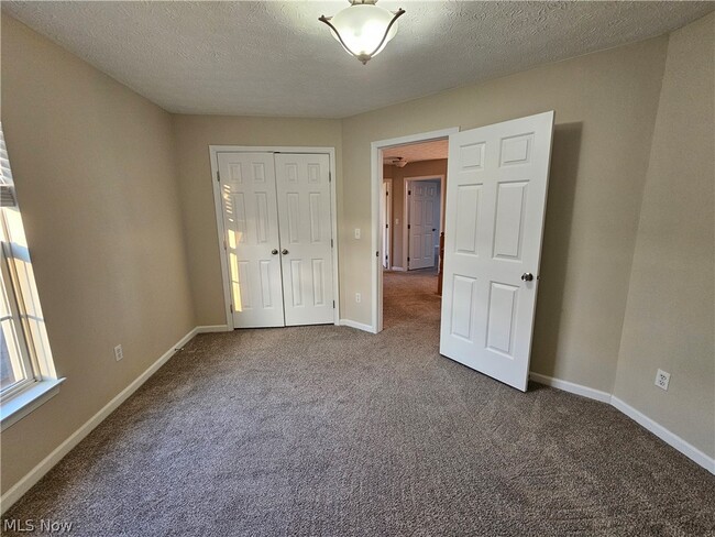 Building Photo - 687 Brookside Ln