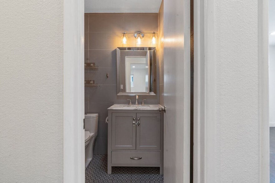 Building Photo - 1427 E 55th St