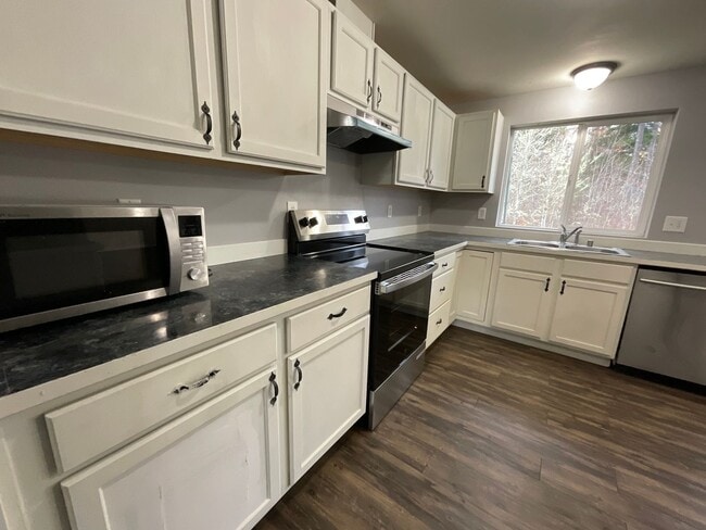 Building Photo - 5 Bedroom Home on 5 Acres!