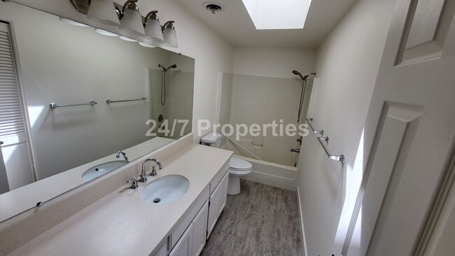 Building Photo - Stunning Home in Tranquil SW Neighborhood