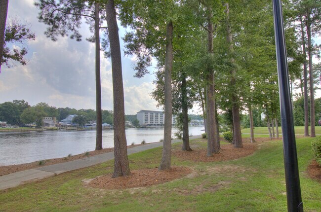 Building Photo - 682 Riverwalk Dr