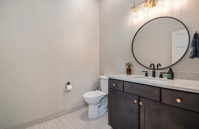 Building Photo - Fully Furnished 2 Master Suites | Luxe Tow...
