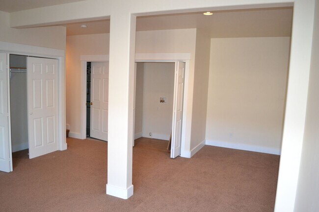 Building Photo - Oak Street Duplex