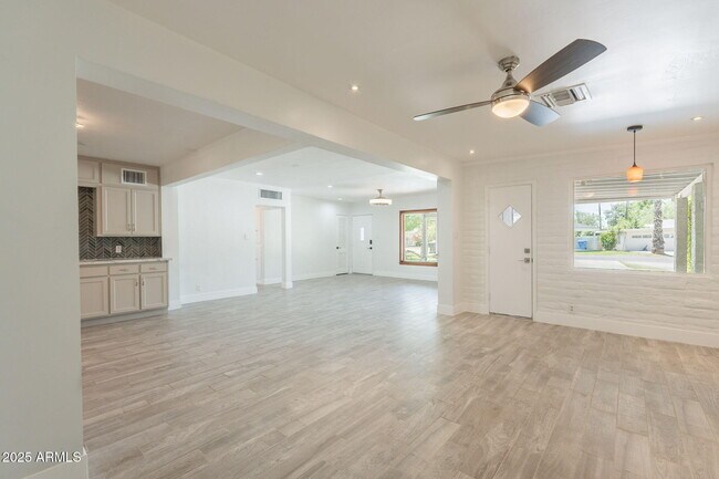 Building Photo - 1116 E Fern Dr N