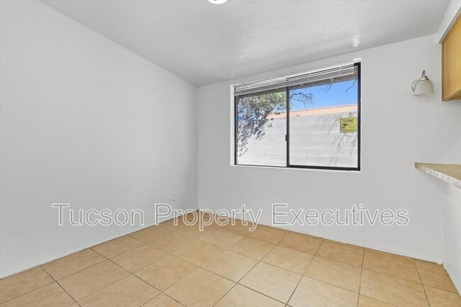 Building Photo - 1662 N Beverly Ave