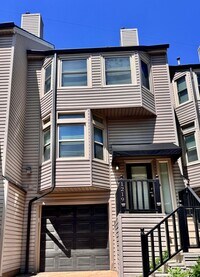 Building Photo - Beautiful 2+ Bedroom, 4 Level Townhome Wit...