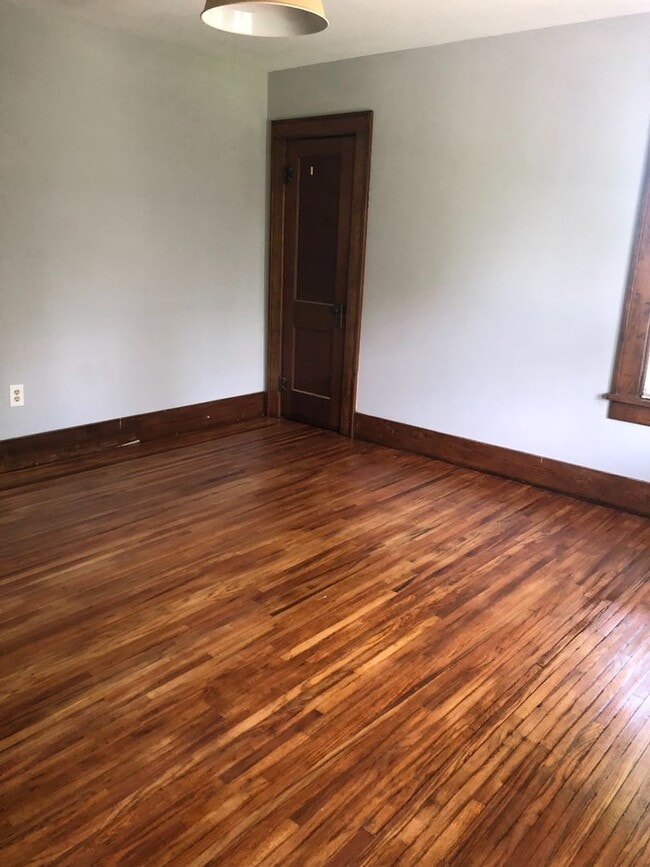 Building Photo - 811 W Adams Rd