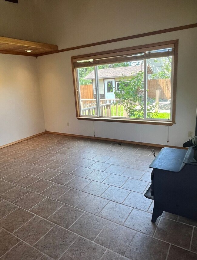 Building Photo - PRELEASING: Updated 3 bed/1 bath Rambler in Roosevelt Neighborhood!