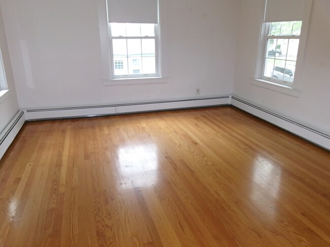Building Photo - 58 Bancroft Park