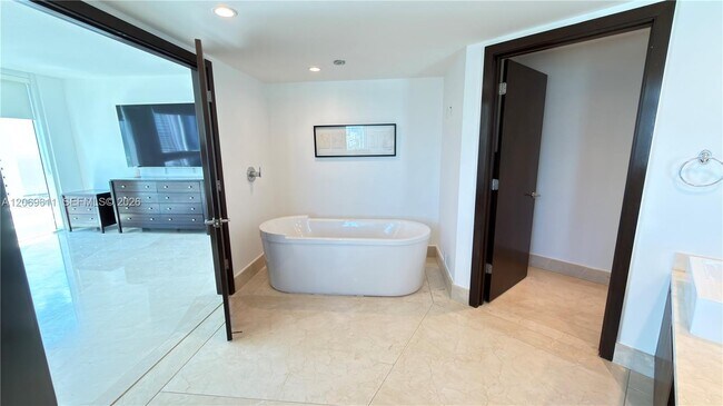 Building Photo - 150 Sunny Isles Blvd