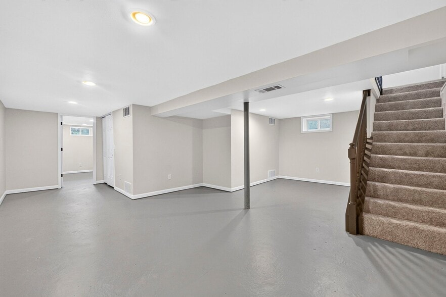 Building Photo - 121 Sunglow Dr