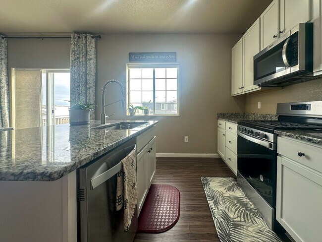 Building Photo - Grand 6bd 4ba Crystal Valley home with an in-law suite!!!