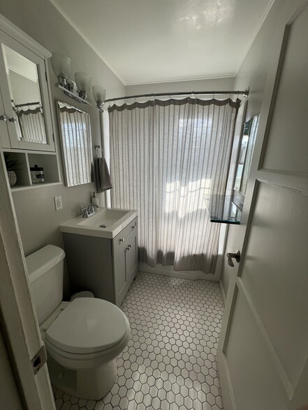 Bathroom with tub - 3730 Pontiac St
