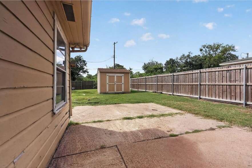 Building Photo - 725 Mary Lake Dr