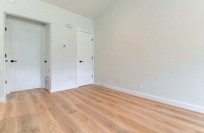Building Photo - 1215 Hollow Creek Dr