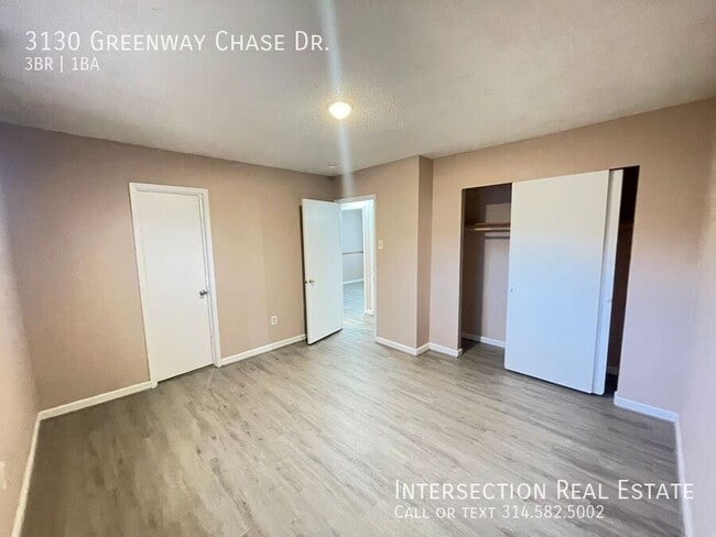 Building Photo - 3130 Greenway Chase Dr