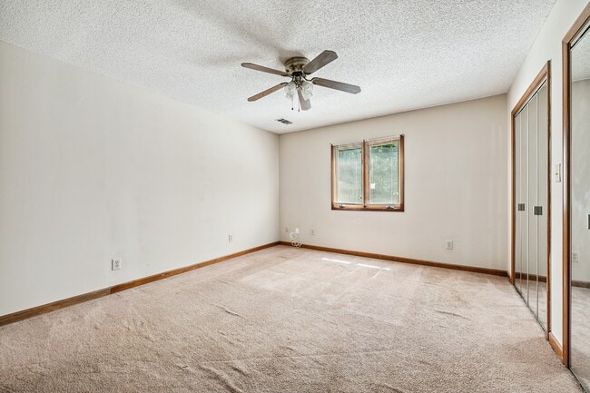 Building Photo - 2804 Briar Hill Ln SE
