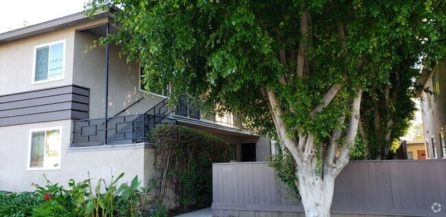 Building Photo - 1330 W Valencia Dr