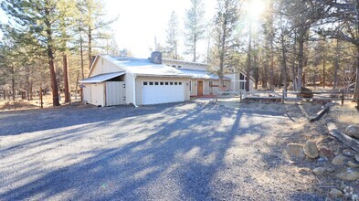 Building Photo - 5/3 Private Oasis outside of Bend