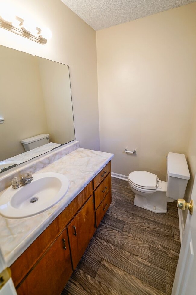 Building Photo - Super Cute 3 bedroom 3 bathroom townhome o...