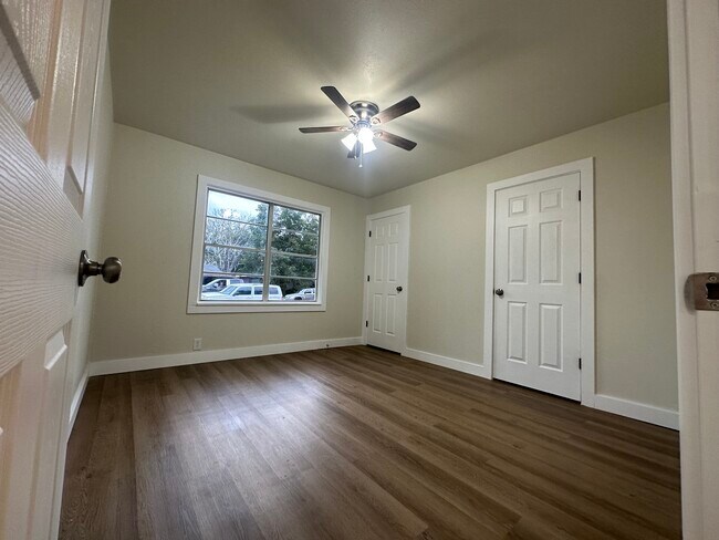 Building Photo - 1908 E Mimosa Ave