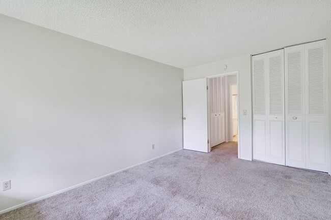 Building Photo - Top Floor Unit - Balcony - Elevator Access - Community Pool & Tennis Court