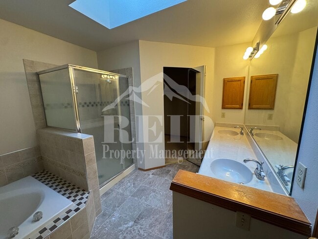 Building Photo - 979 NW Calypso Cir