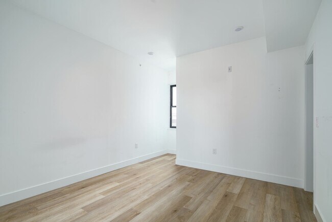 Building Photo - 930 N 2nd St