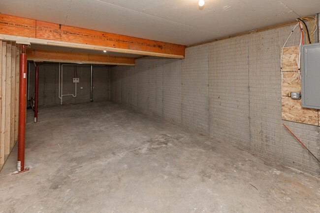 Building Photo - Updated 3 Bed 2 Bath Home