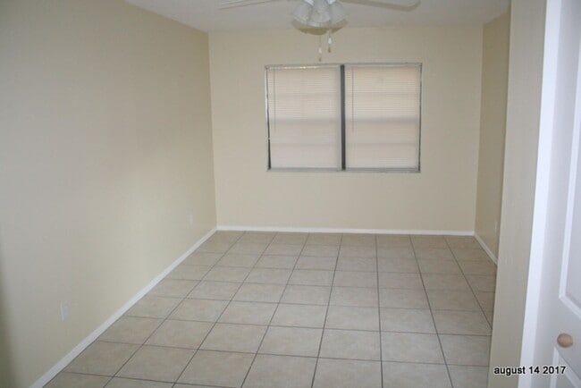 Building Photo - Updated 3 bed 2 bath Close to downtown