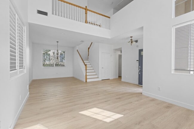 Building Photo - Gorgeous 3BD 2-Story Home in the Sorrento Community in Porter Ranch!