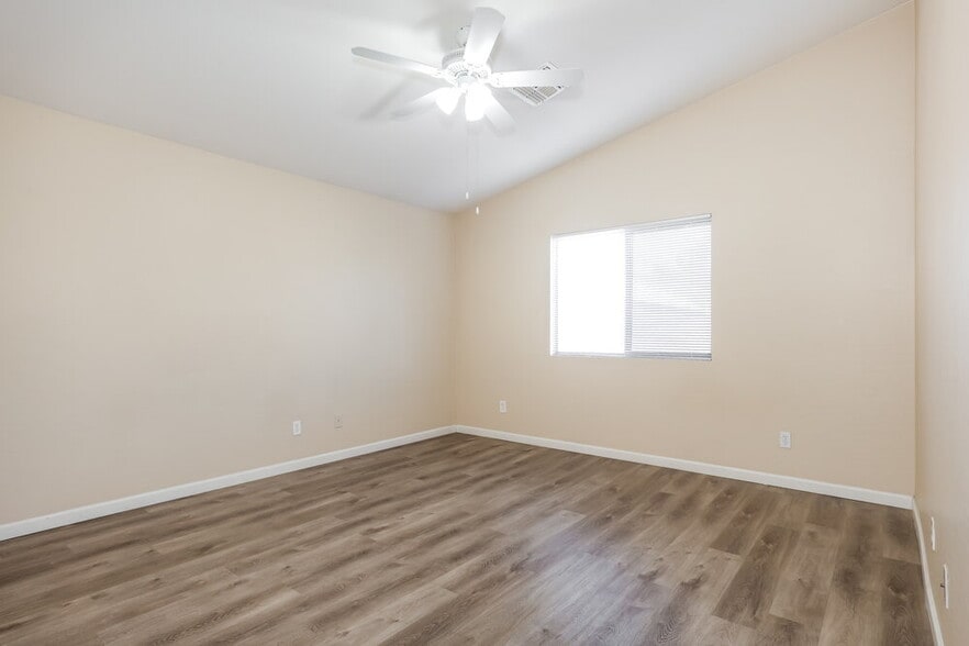 Building Photo - 5509 S 34th Ave