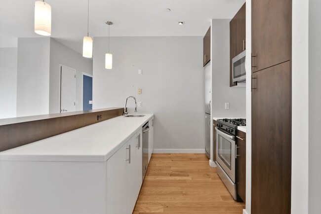 Building Photo - Superb Spacious and Sunlit 1 Bedroom Condo