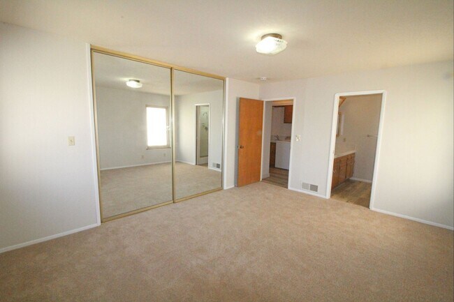 Building Photo - 3 Bedroom + 3 Bathroom Unit | Oxnard Shores | Unfurnished